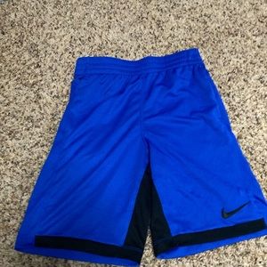 Boys nike basketball shorts size large.